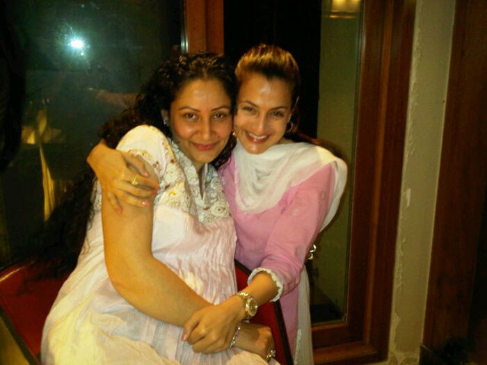 First pics: Sanjay Dutt poses with pregnant Manyata