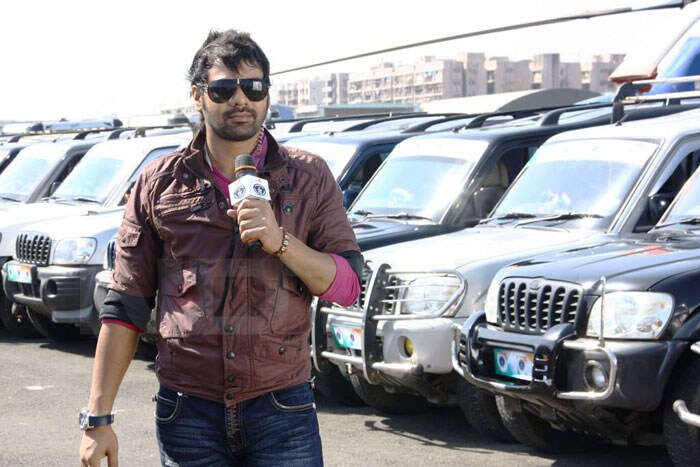 Shabbir on-ground for the outdoor shoot. This macho would not mind doing the running-around while the lovely lady encourages the contestants from the studio.