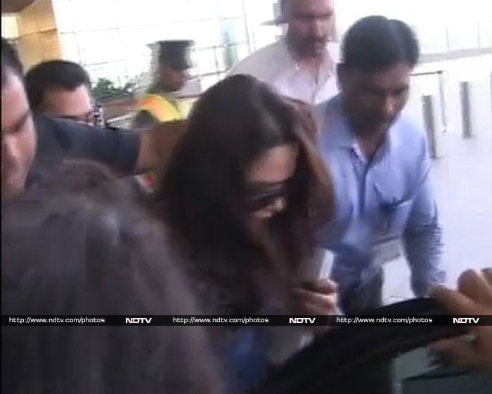 Preity Zinta Lands at Mumbai Airport