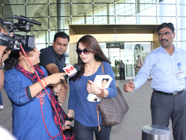 Preity Zinta Lands at Mumbai Airport