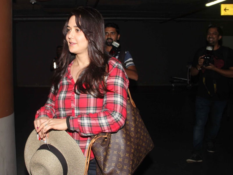Photo : Preity Zinta Returns to Mumbai After Her Wedding