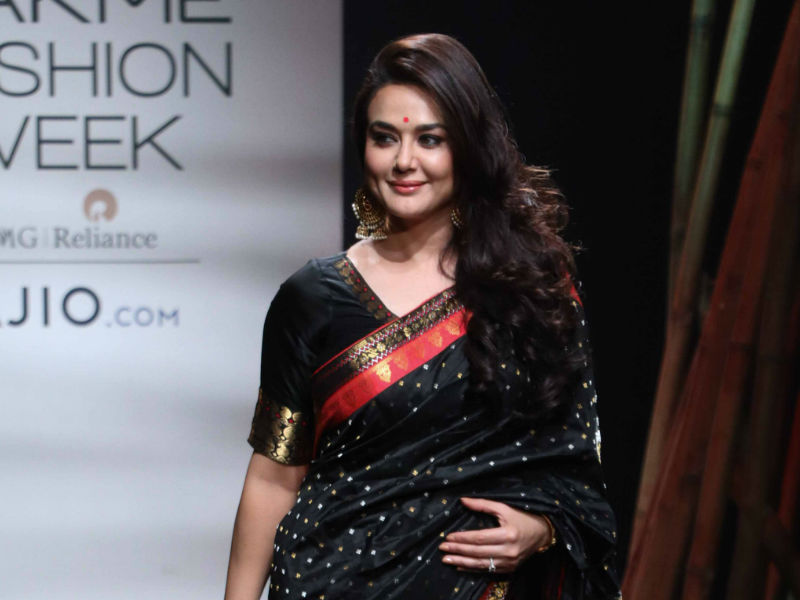 जब रैंप पर दिखा प्रीति जिंटा का 'इंडियन लुक' जब रैंप पर दिखा प्रीति जिंटा का 'इंडियन लुक'