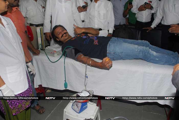 The <i>Krrish 3</i> star gives a thumbs up to blood donation.