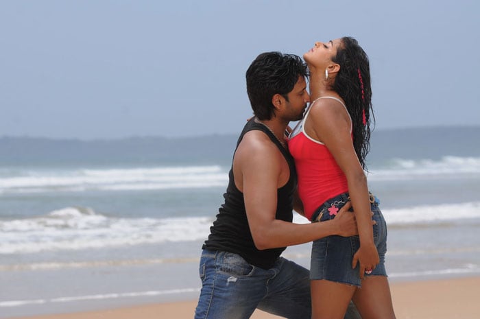 Priyamani, best known for her performance in Tamil film <i>Paruthi Veeran</i>, has shot some steamy scenes in <i>Raaj</i>.