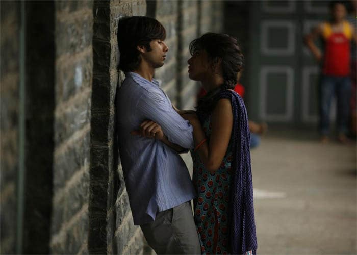 Priyanka's next major release was Vishal Bharadwaj's <I>Kaminey</i>, where she was paired opposite Shahid Kapoor.

Her dressed-down look was complimented and very well received, as was her stellar performance, not to mention her electrifying chemistry with Shahid.

In fact, the chemistry displayed itself off-screen, as well, when Shahid and Priyanka reportedly entered an unofficially-official relationship.