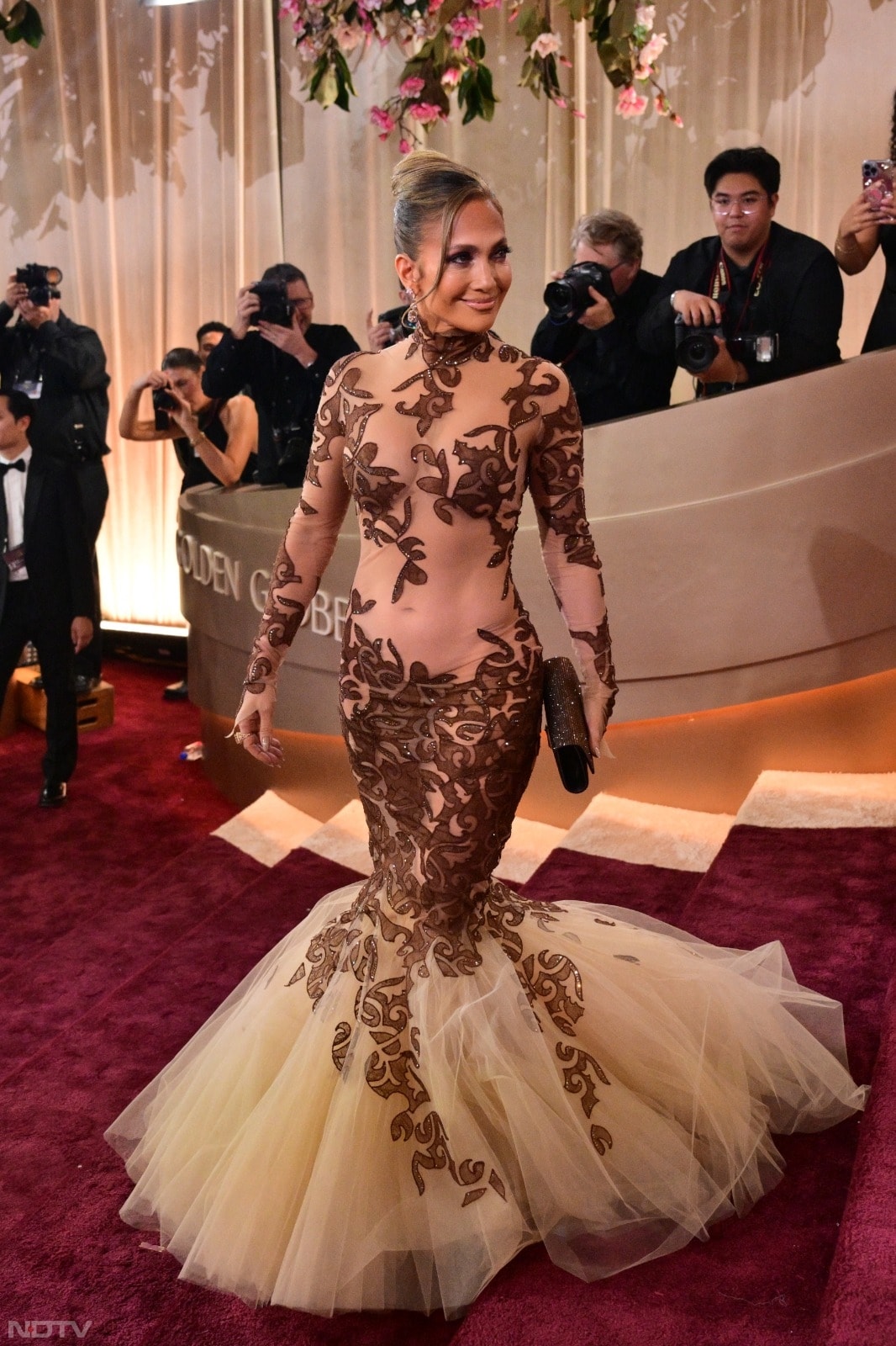 जैनिफर लोपेज ने ग्लोबल रेड कार्पेट पर खूबसूरत अंदाज में एंट्री की, जिसकी तस्वीरें सोशल मीडिया पर खूब वायरल हो रही हैं.