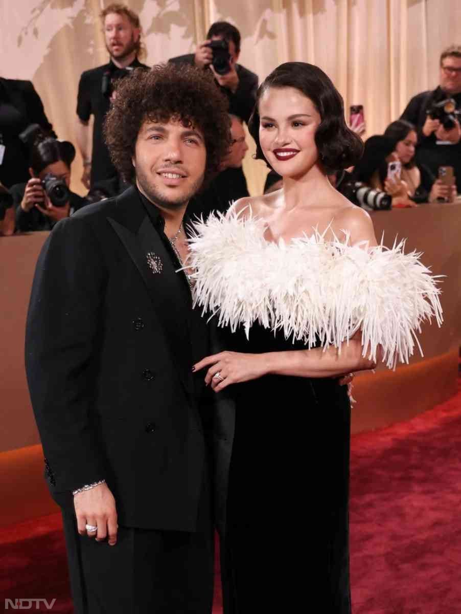 सेलेना गोमेज ऑफ शोल्डर ब्लैक शनैल गाउन में नजर आईं. जबकि बैनी ब्लांको ब्लैक सूट में हैंडसम लग रहे थे.