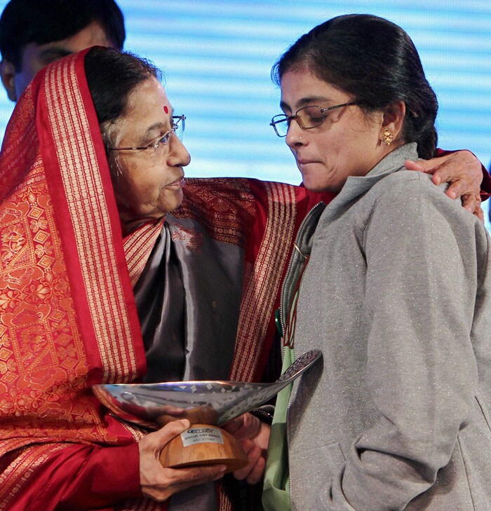 President Pratibha Patil presents the trophy for Special Jury award posthumously to RTI activist Amit Jetwa and his wife Alpa Jetwa receives the award on his behalf. (Photo: PTI)