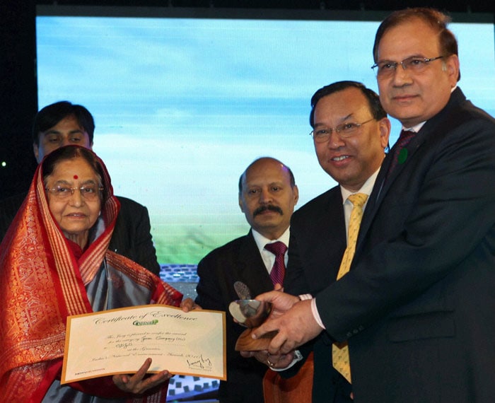 President Pratibha Patil presents the trophy and certificate for Best Green PSU to ONGC and CMD R S Sharma (R) receives the award on the company's behalf. (Photo: PTI)