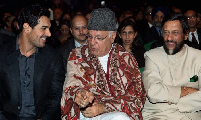 Union New and Renewable Minister Farooq Abdullah, Teri Director R K Pachauri (R) and actor John Abraham during the "Greenies, India's National Environment Awards" in New Delhi. (Photo: PTI)