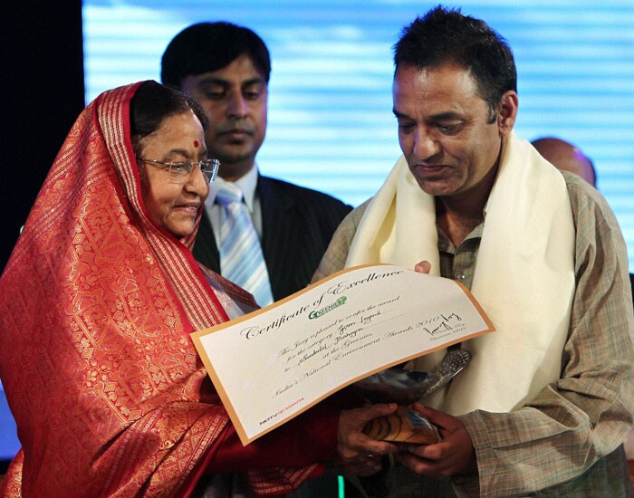 President Pratibha Patil presents the Green Legend award to Sundarlal Bahuguna, and his son receives it on his father's behalf. (Photo: PTI)