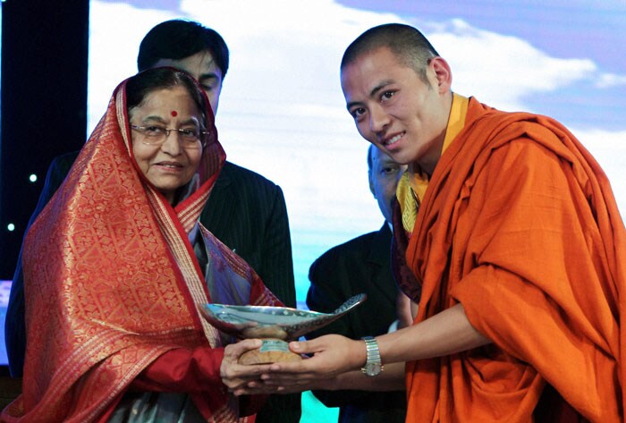 President Pratibha Patil presents the trophy for Green Hero to Tibetan spiritual leader Gyaiwang Drukpa. (Photo: PTI)