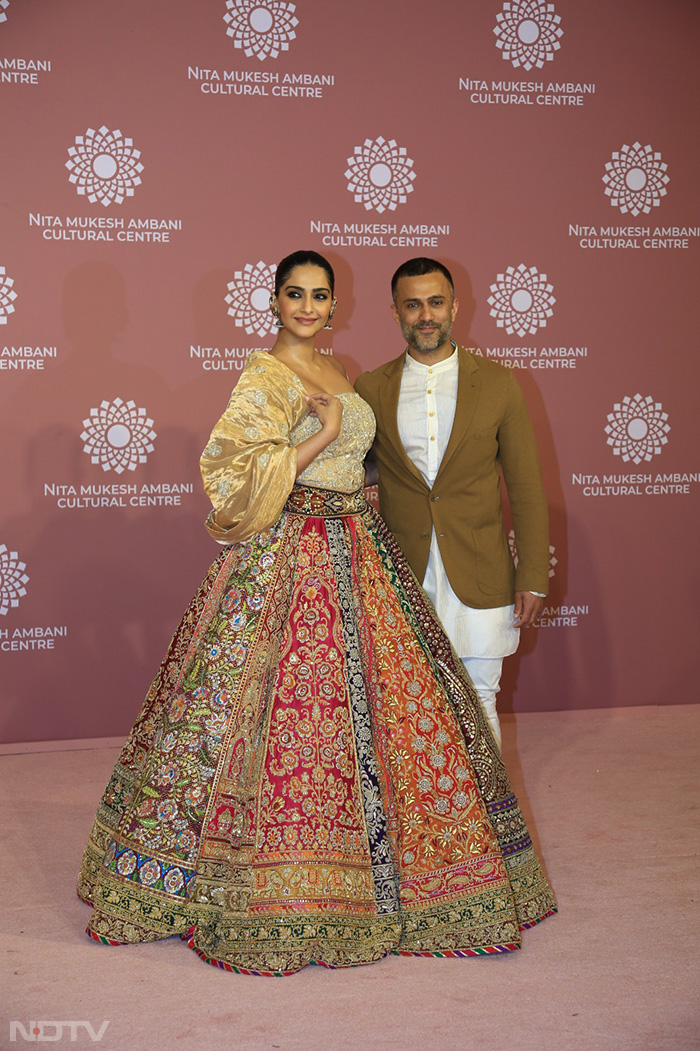 Sonam Kapoor makes a stylish appearance with husband Anand Ahuja at the event. (Image Courtesy: Varinder Chawla)