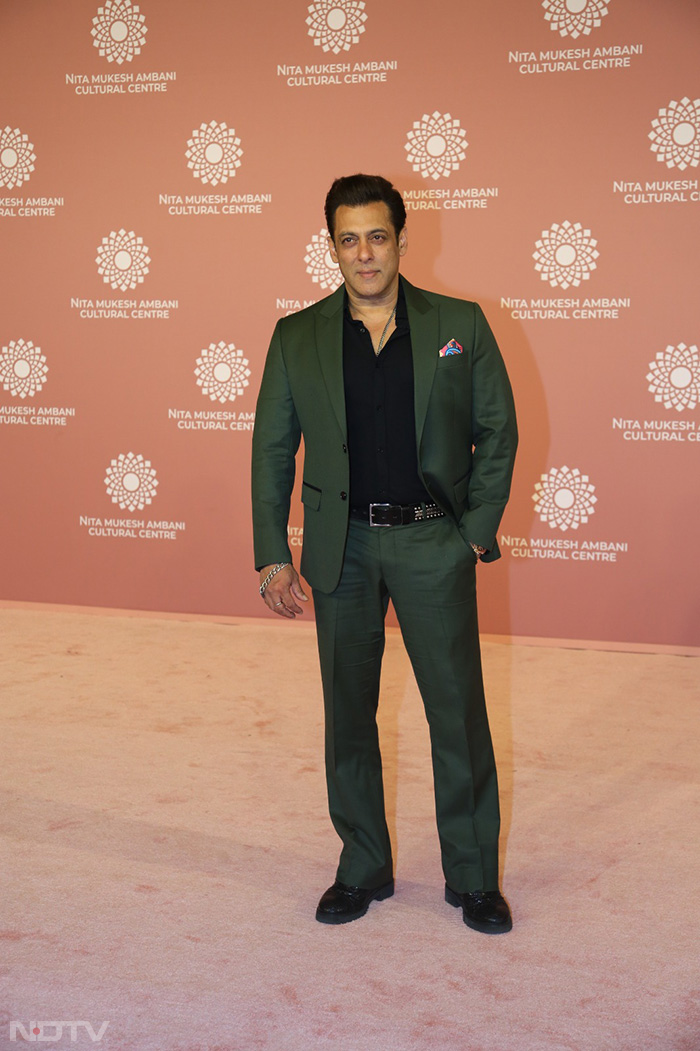 Salman Khan looked dapper in a suit. (Image Courtesy: Varinder Chawla)