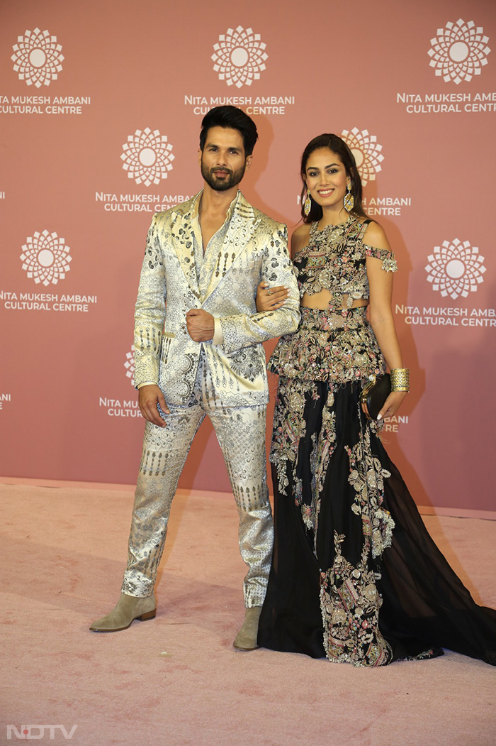 Shahid Kapoor and his wife smiled widely as they were spotted at the event. (Image Courtesy: Varinder Chawla)