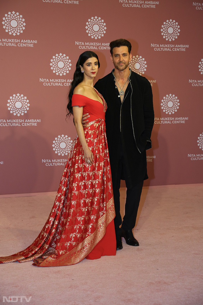 Hrithik Roshan and his girlfriend Saba Azad looked cute as they posed together at the event. (Image Courtesy: Varinder Chawla)