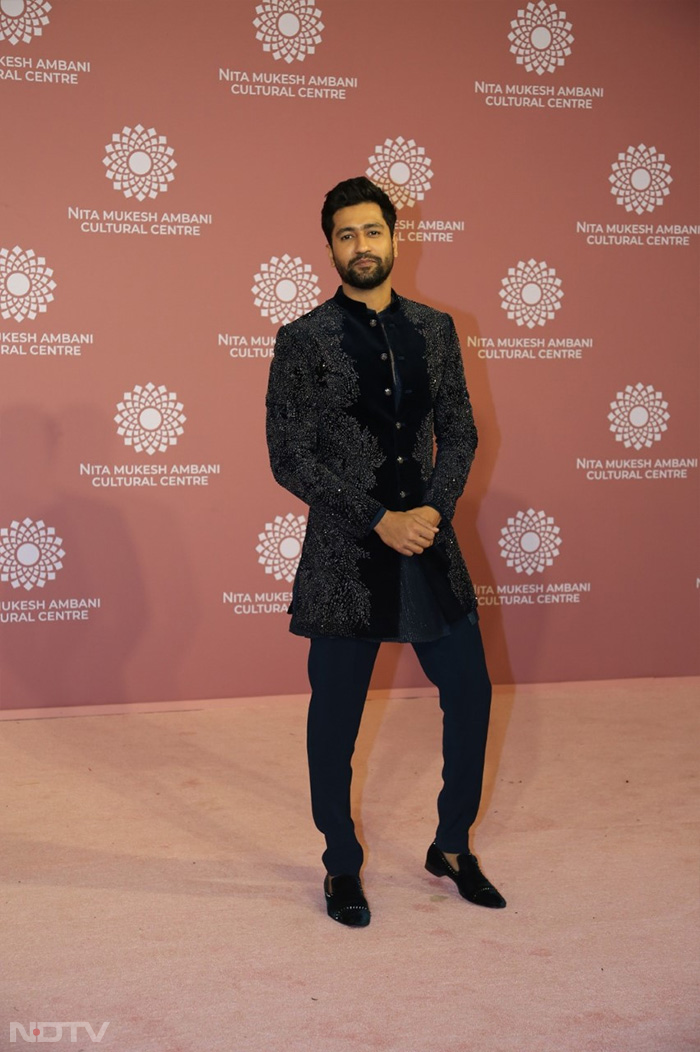 Vicky Kaushal looked dapper in a black attire. (Image Courtesy: Varinder Chawla)