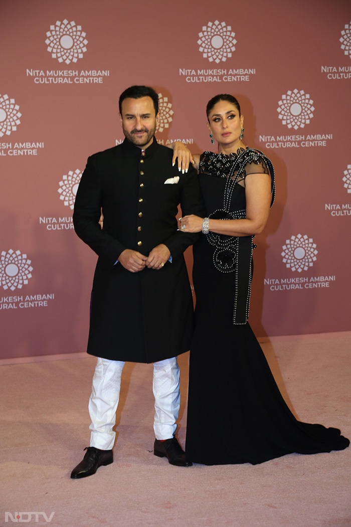 Kareena Kapoor looked beautiful as she twinned with her husband Saif Ali Khan in black. (Image Courtesy: Varinder Chawla)