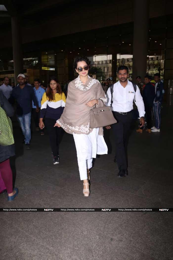 Priyanka And Kangana\'s Airport \'Fashion\'