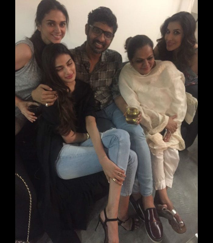 Sonakshi, Huma, Athiya, Genelia Put on Their Party Shoes