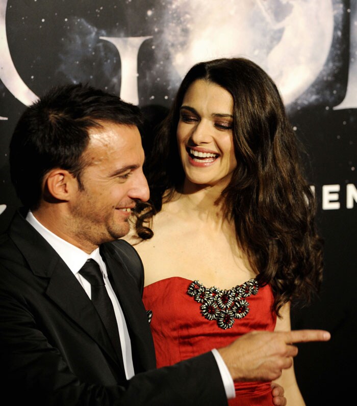 Spanish film director Alejandro Amenabar (L), and British actor Rachel Weisz  pose during a photocall of Amenabar's new film <i>Agora</i> in Madrid. (Photo: AFP)