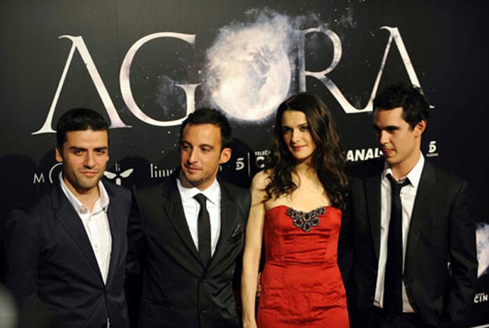 (FromL) Guatemalan actor Oscar Isaac, Spanish film director Alejandro Amenabar, and British actors Rachel Weisz and Max Minghella (R) pose during a photocall of Amenabar's new film <em>Agora</em> in Madrid. (Photo: AFP)