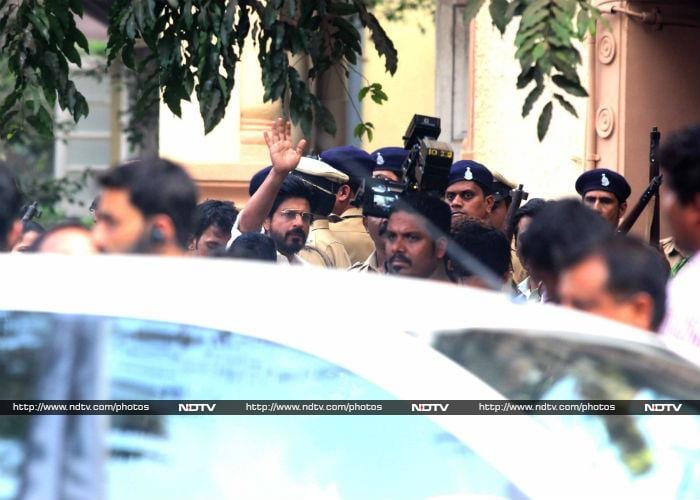 Shah Rukh, who plays a liquor baron in <I>Raees</i>, waved to his fans.