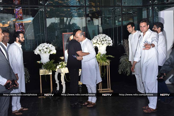 Salman, Madhuri, Others Attend Raj Kumar Barjatya\'s Prayer Meet