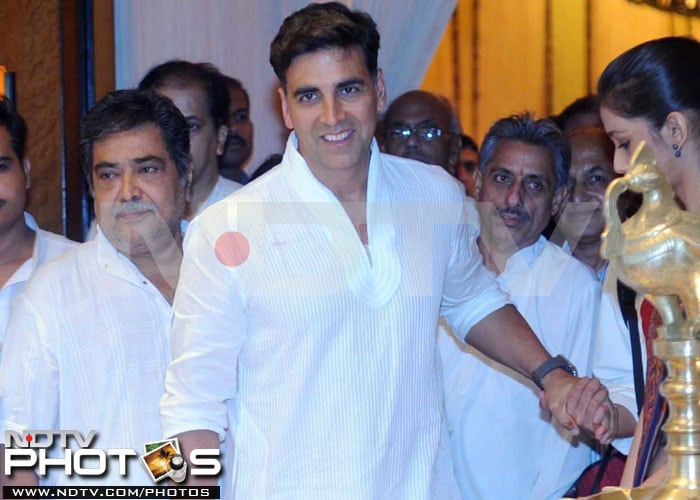 Family and friends at Rajesh Khanna\'s prayer meet