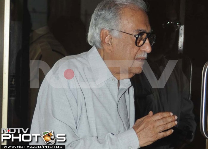 Well-known radio announcer Amin Sayani, who had once played all the hit songs of Rajesh Khanna on <i>Binaca Geetmala</I>, attended the prayer meet of the actor.