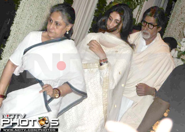 Family and friends at Rajesh Khanna\'s prayer meet