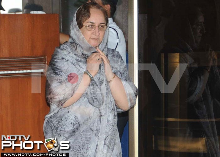 Family and friends at Rajesh Khanna\'s prayer meet