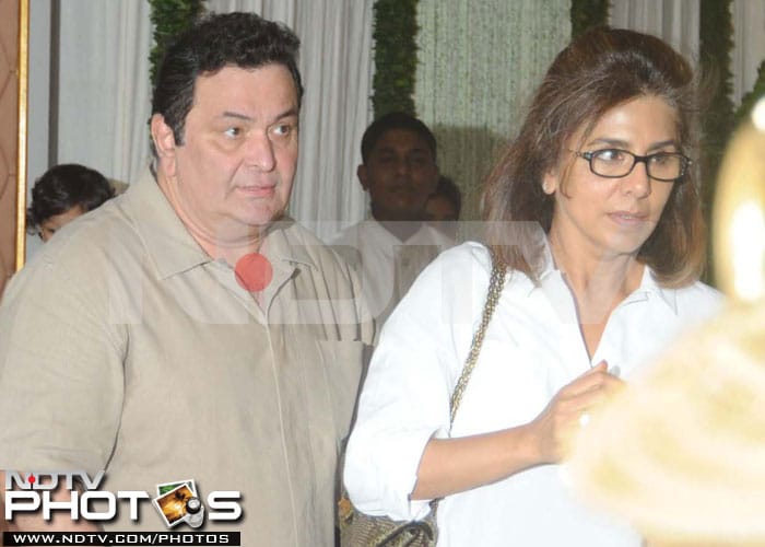 Family and friends at Rajesh Khanna\'s prayer meet