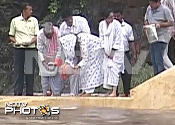 Dimple Kapadia performed the rituals, with daughter Rinke by her side. <BR><Br> Dimple Kapadia, Rinke take Rajesh Khanna's ashes to Haridwar