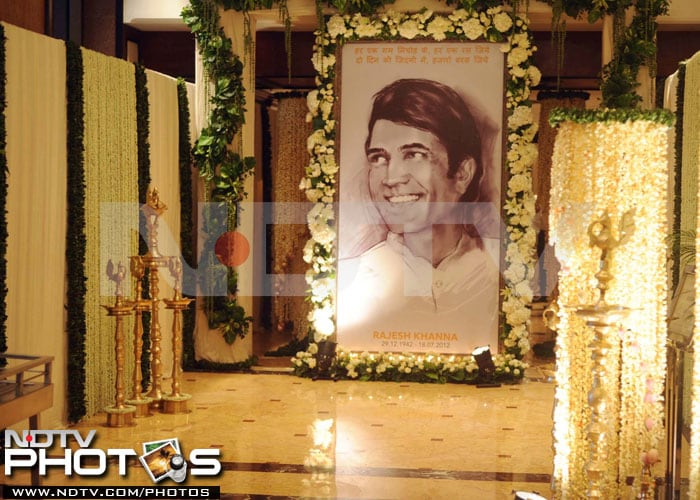 Family and friends attended the prayer meet of late actor Rajesh Khanna on Saturday evening. The prayer meet was organised at Taj Lands End in Mumbai. <bR><BR>Bollywood's first superstar - Rajesh Khanna - died on July 18, 2012 after prolonged illness.