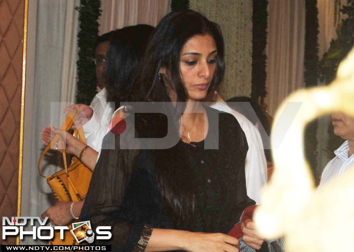 Family and friends at Rajesh Khanna\'s prayer meet