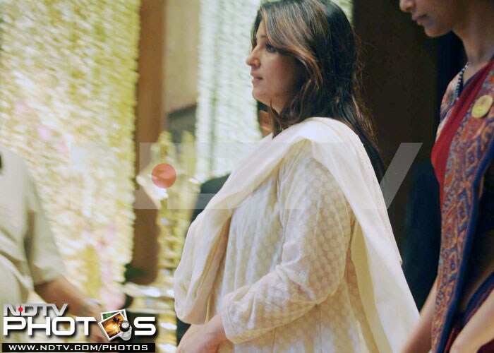 Rajesh Khanna's elder daughter Twinkle Khanna, who is expecting her second child in a couple of months, walks in.