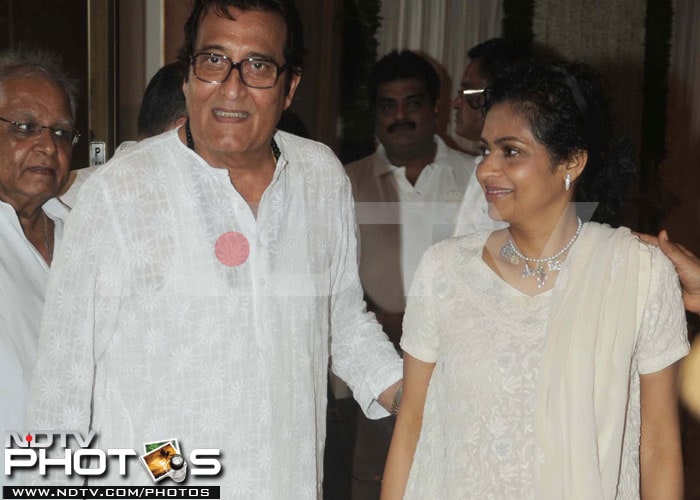 Vinod Khanna, who has worked with Rajesh Khanna in a couple of films like <i>Prem Kahani</i> and <I>Sachaa Jhootha</i>, is seen with his wife Kavita.