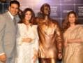 Photo : Dimple, Twinkle, Akshay unveil Rajesh Khanna's statue