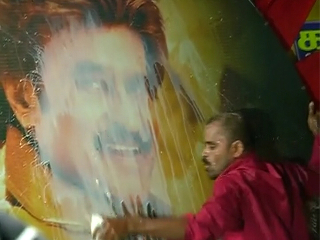 Rajinikanth's Fans Celebrates His Birthday, <i>Lingaa</i> Release