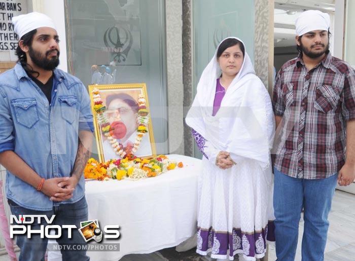 Family, friends at  prayer meet for Raj Kanwar