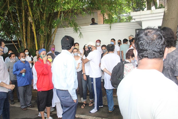 Raj Kaushal\'s Funeral: A Final Farewell From Wife Mandira Bedi, Ronit Roy, Ashish Chaudhary And Others