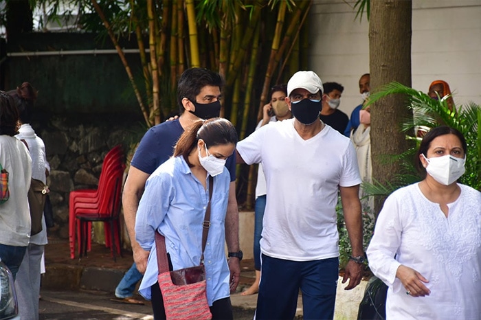 Raj Kaushal\'s Funeral: A Final Farewell From Wife Mandira Bedi, Ronit Roy, Ashish Chaudhary And Others