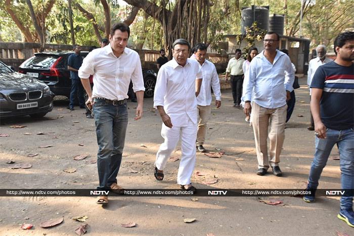 Raj Kumar Barjatya's Funeral Attended By Rajshri Actors Mohnish Bahl, Swara Bhasker