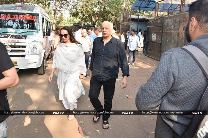 Raj Kumar Barjatya's Funeral Attended By Rajshri Actors Mohnish Bahl, Swara Bhasker