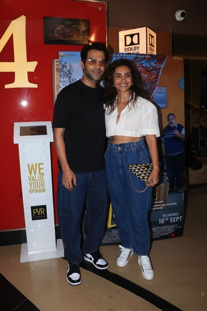 'मिडिल क्लास लव' की स्क्रीनिंग पर राजकुमार राव और पत्रलेखा को कैजुअल आउटफिट में देखा गया.