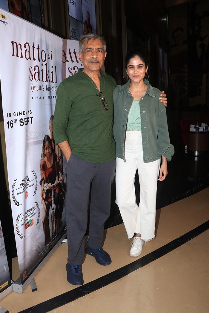 'मट्टो की साइकिल' की स्क्रीनिंग पर फिल्ममेकर प्रकाश झा को अदिति पोहनकर के साथ देखा गया.