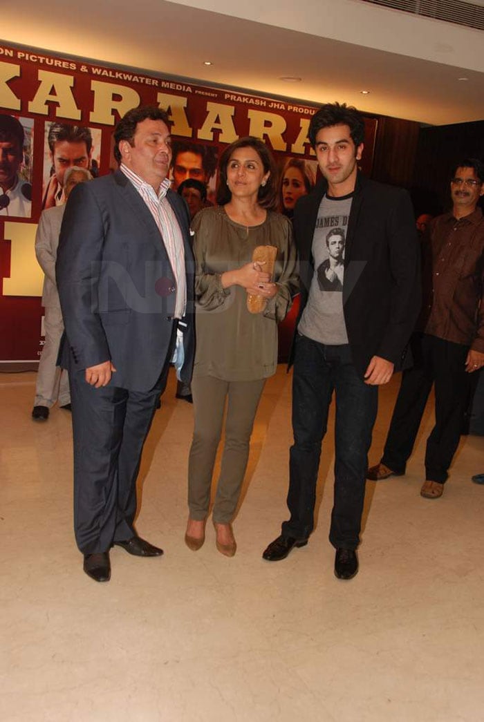 Rishi Kapoor, Neetu Singh and Ranbir pose for the camera together.