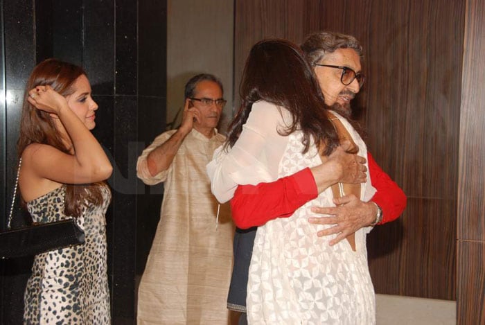 Mehr Rampal hugs Alyque Padamsee as his daughter Shazahn looks on.