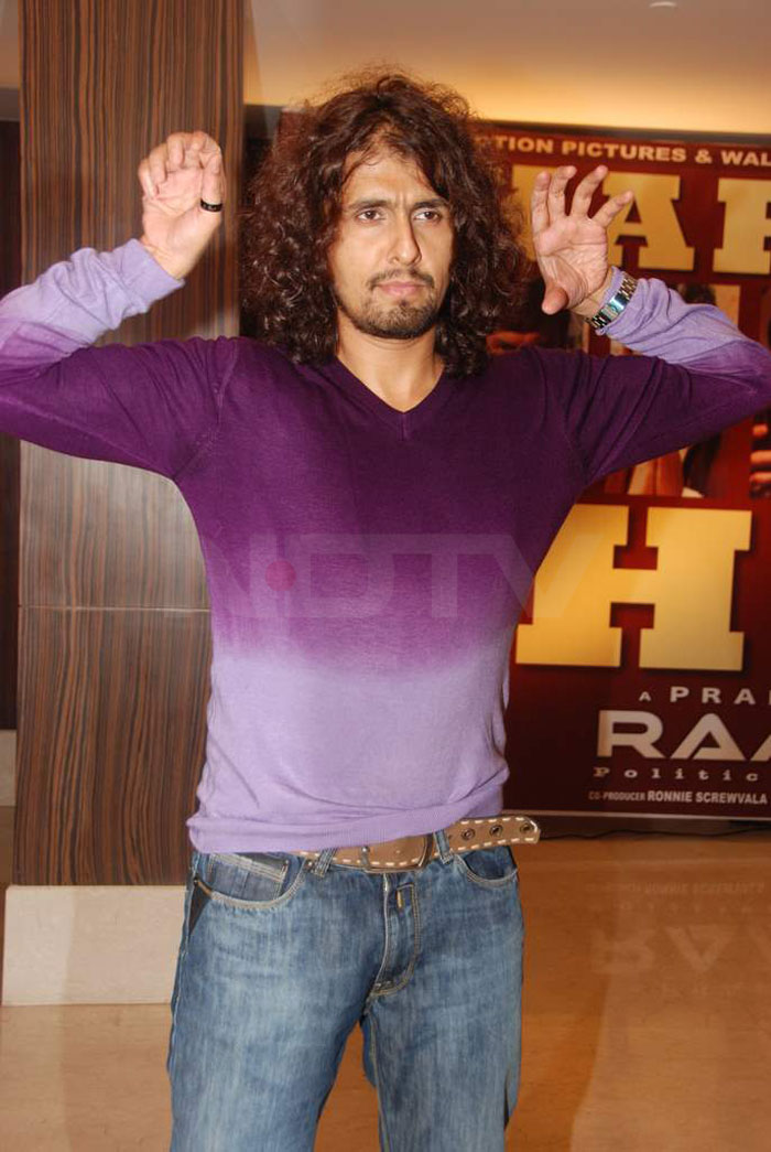 Singer Sonu Niigaam tries to do the <i>Raavan</i> act.